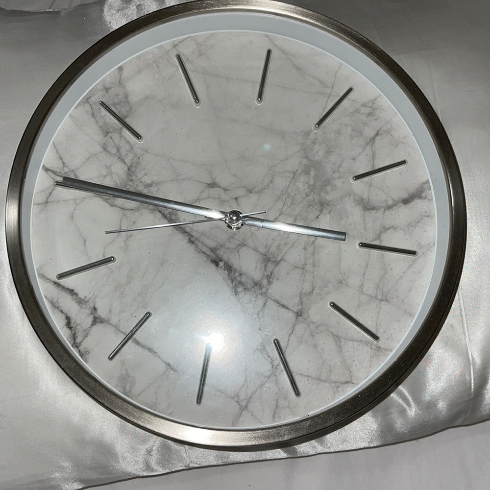 Marble style clock! Brand new condition, not one scratch. Got it from Tj- Maxx.